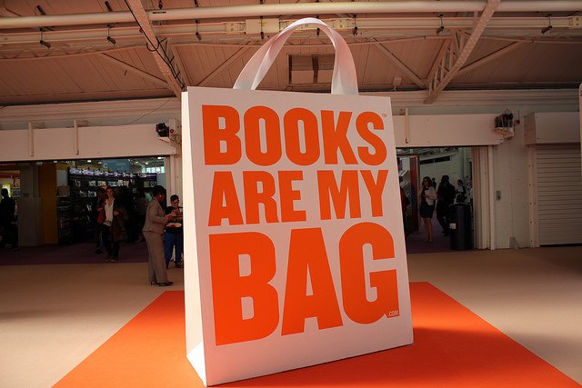 ActuaLitte's tweet photo. Le #top des livres moches ou inutiles vus à la Foire du Livre de Londres https://t.co/BrYYLNyoNN #lbf16 https://t.co/0SMxmfD8Pe