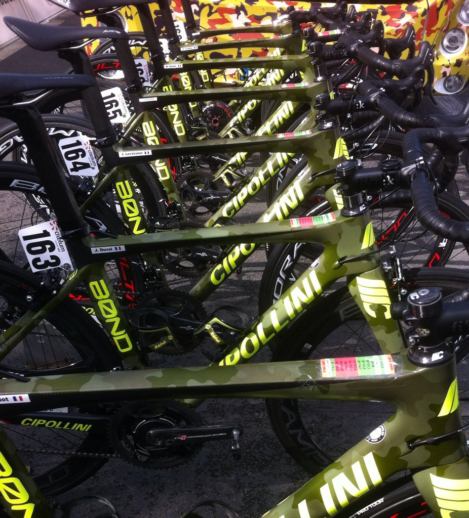MilSportMag's tweet photo. #GPDenain l'Equipe cycliste armée de terre 🇫🇷. Ça roule depuis 38mn https://t.co/fcHVkI4kYx