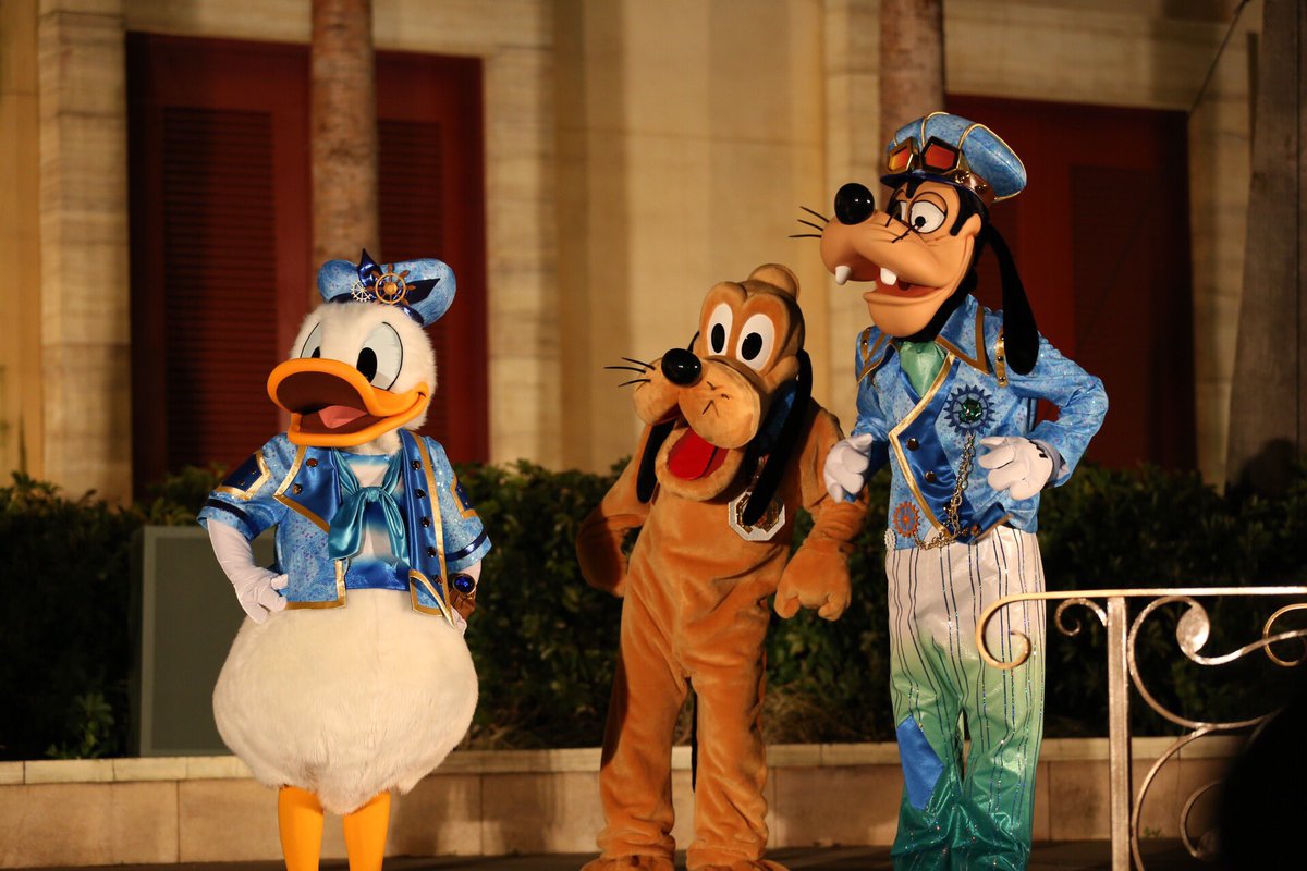 EOS__fan's tweet photo. スペシャルナイトに来ました。 #TDS  #15周年 https://t.co/NBsyfwat3F