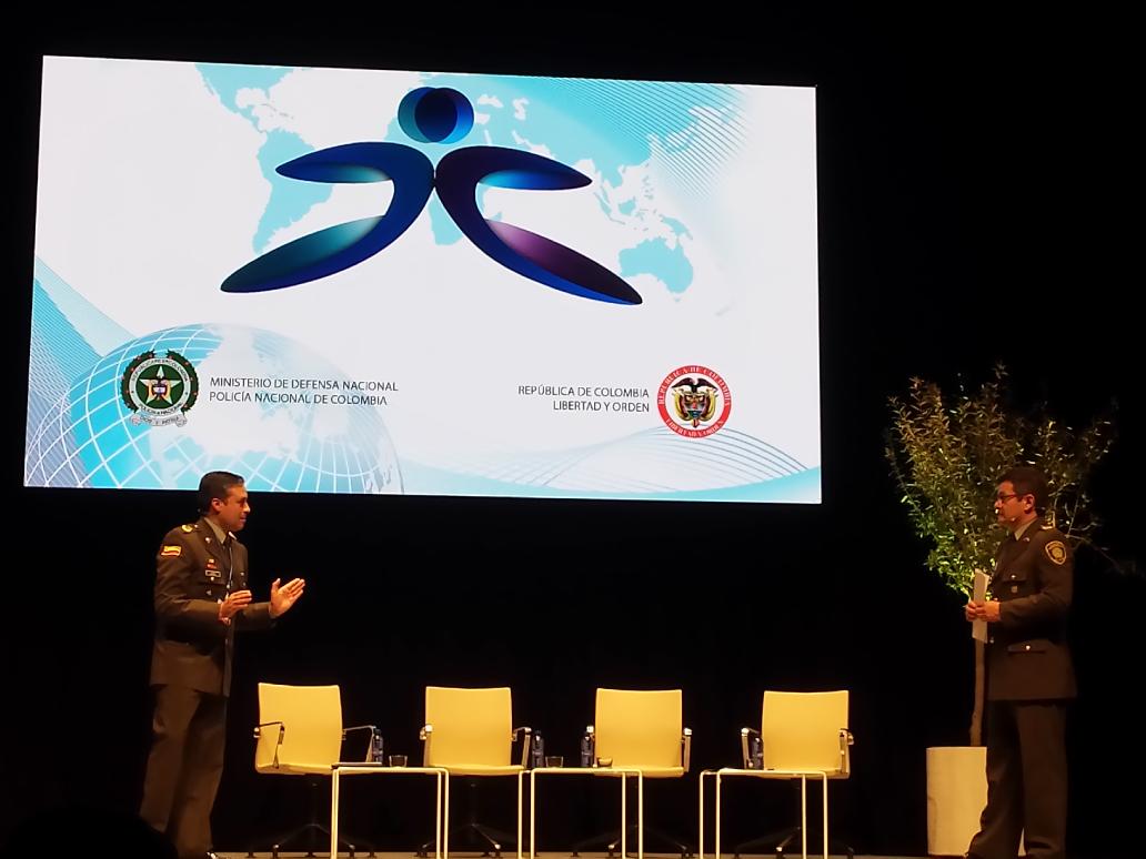 lamayeta's tweet image. "Un policía, por el solo hecho de ser policía, ya tendría q llevar dentro d sí, el ESPÍRITU d la MEDIACIÓN."
#mpo16