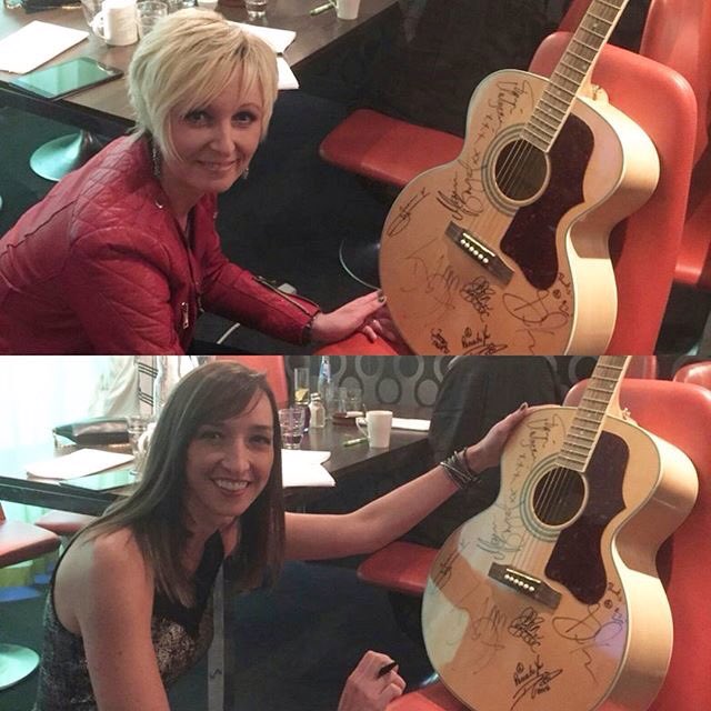 CarithaMalmgren's tweet photo. #JessicaFalk & @jennbostic signing Quality hotel's Sundsvalls Guitar for @musikhjalpen 2016! โค๏ธ ๐ท: by Ulrika Westin https://t.co/N7qqLXO73U