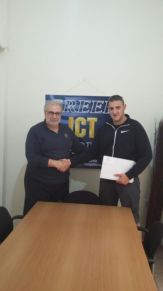 SCDCConference's tweet image. O μεγάλος τυχερός της κλήρωσης παρέλαβε το φάκελο με τα στοιχεία του ταξιδιού από τον κύριο Γιάννη Χαλαβαζή.