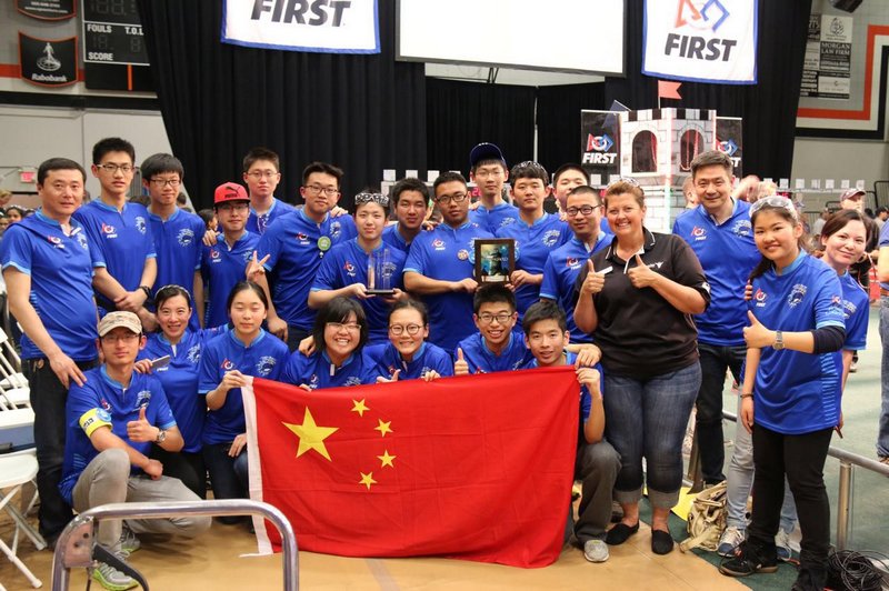 GoJiangsu's tweet image. Student ‘Blue Whale’ team from #Nanjing picked up a Rookie All Star Award at the #FirstRobots Competition in the US.