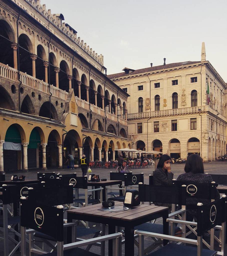 abroad_me's tweet photo. Mercoledì universitario.
#aperitivo #spritz #piazze #Padova #igerspadova #igersveneto #piazzadelleerbe #studentlif… https://t.co/AkxpymJ80H