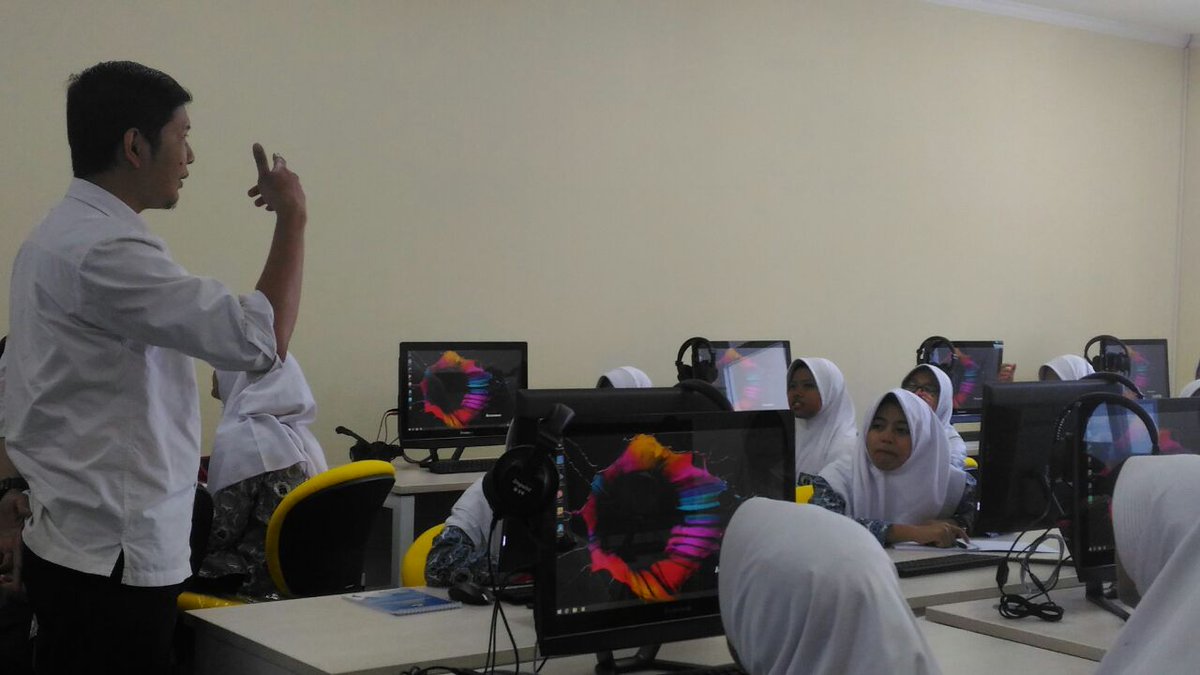 PPSDK_'s tweet photo. Siswa Ummul Quro Al-Islami antusias mendengar pemaparan dari Pak Hatta, instruktur bahasa PPSDK @UQBogor https://t.co/q1lG5uEjHY