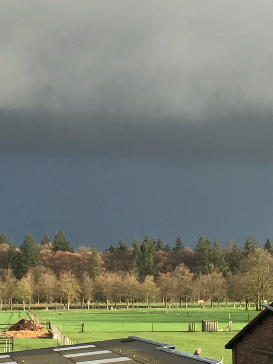 iphoneremco's tweet photo. De regen komt eraan in Soest #wnlvandaag https://t.co/BvrYCrYKnK