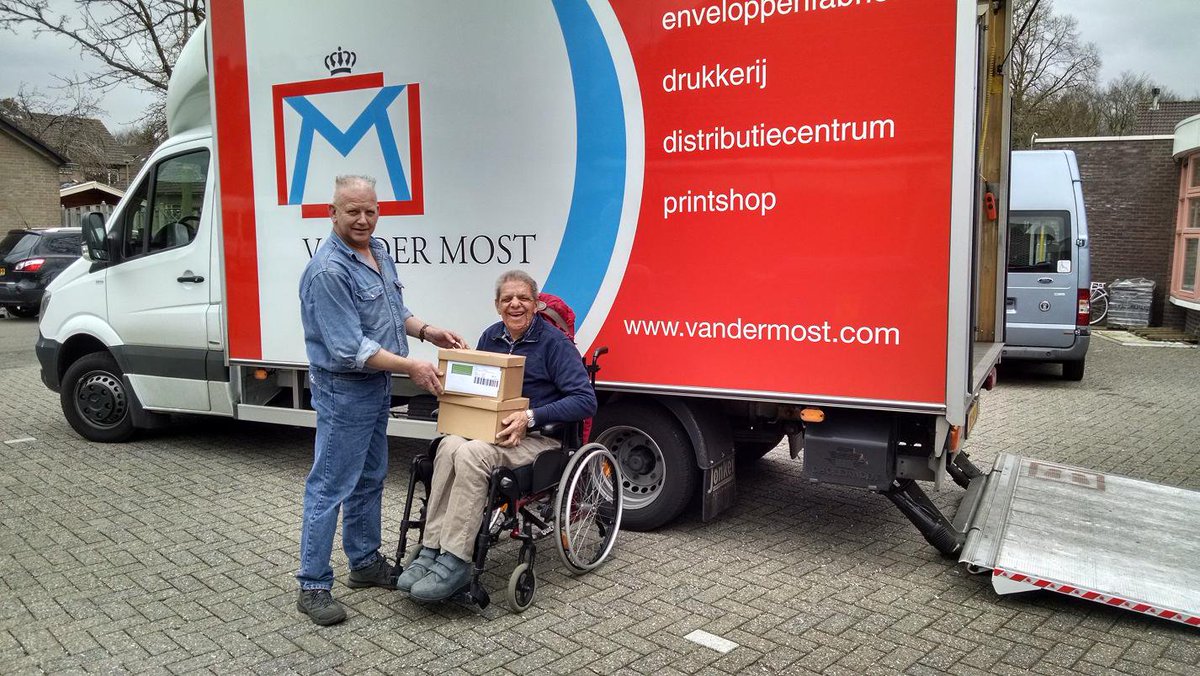 VanderMostBV's tweet photo. Papierversnipperaar Gerrit Elzerman blij kunnen maken met een pallet papier @OmroepGLD @GldHelpt https://t.co/MS17mqNbzL