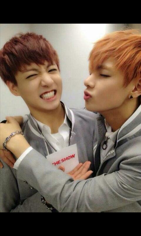 sani_2's tweet photo. #vkook #throwback https://t.co/KgQXfQubmh