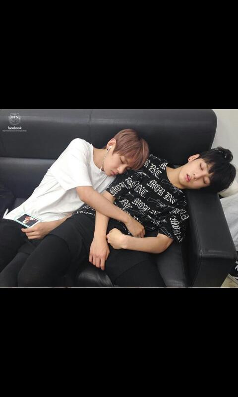 sani_2's tweet photo. #vkook #throwback https://t.co/KgQXfQubmh