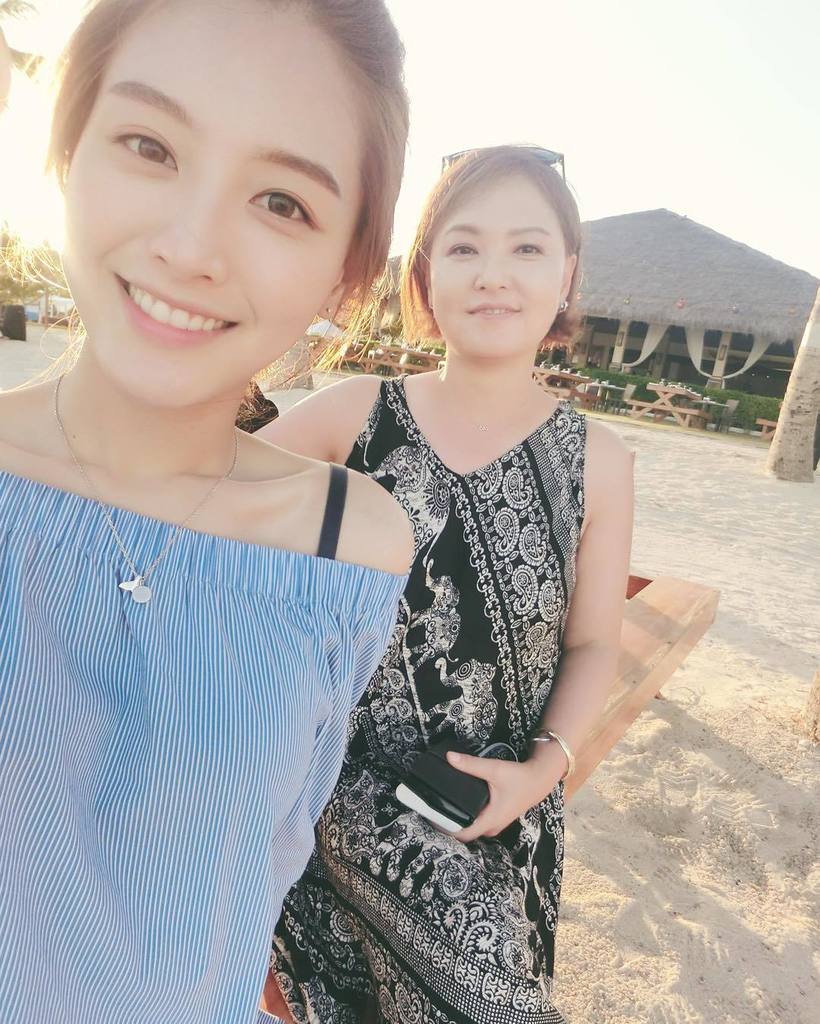 Rainbowagram's tweet photo. [JAESTAGRAM] #jaekyung &amp; #mom https://t.co/mLKCUmTyo7