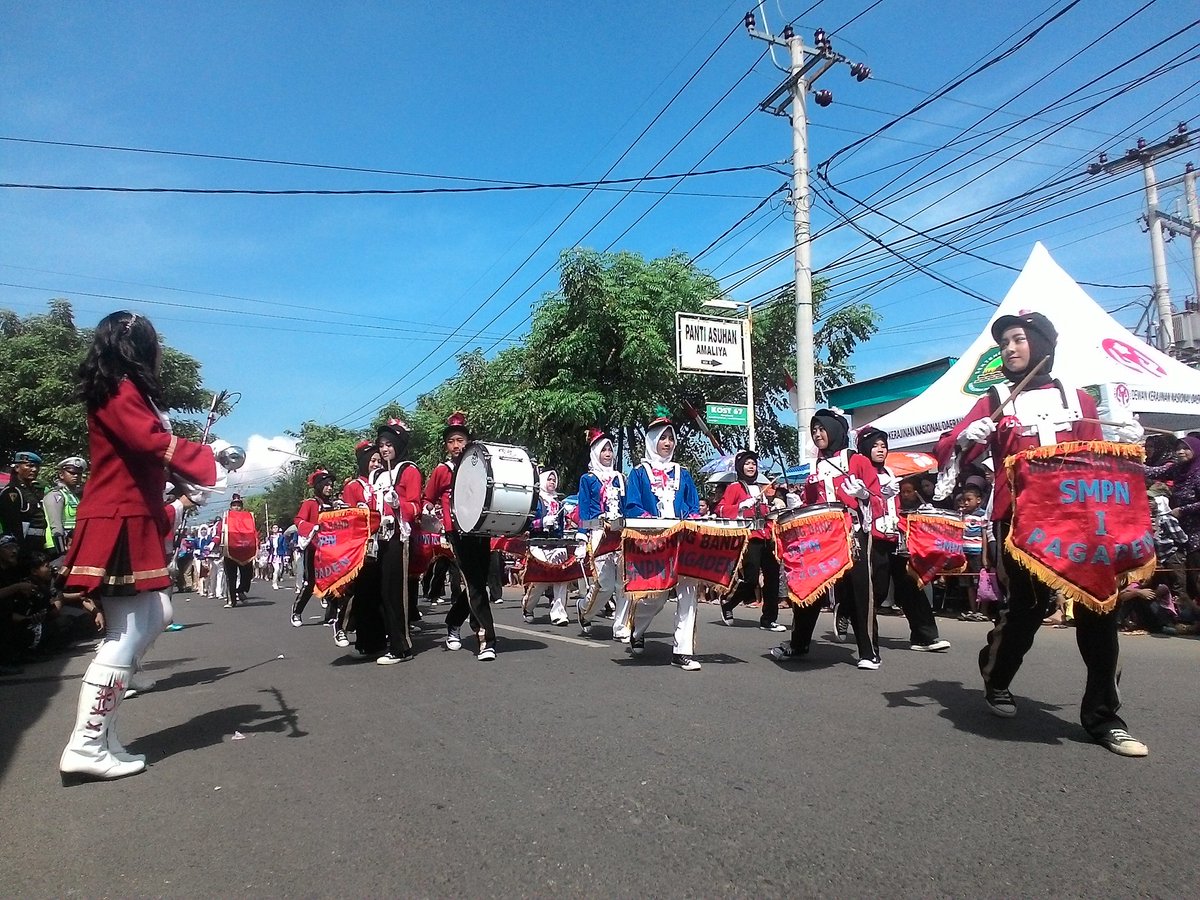 subangtalkcom's tweet photo. Pawai Alegoris #68thSubang dari Drum Band Pagaden #Suban68erkarya #dariSubangUntukDunia https://t.co/WKGhSGgYYP