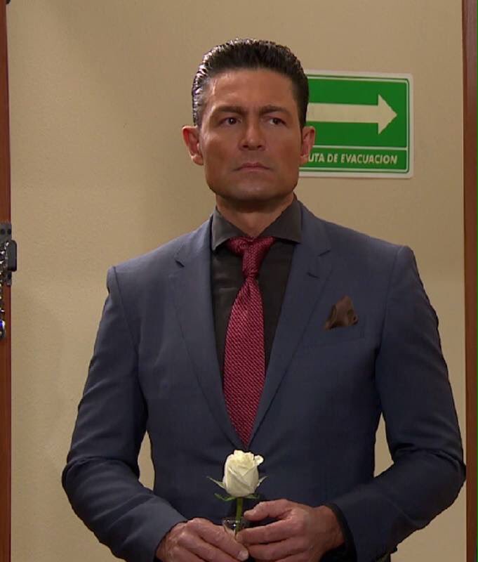 Laura_Casados's tweet photo. TAN LINDO CON SU FLOR 😍 #Eladio #FinalPasionyPoder #PasionYPoder https://t.co/sphJiNNhYc