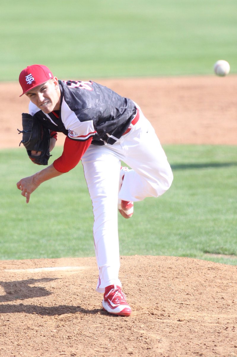 FresnoStateBSB's tweet photo. T9 | Dylan Lee comes on for the save with the 'Dogs leading 7-4! #GoDogs https://t.co/5Ro1SE8Dt7