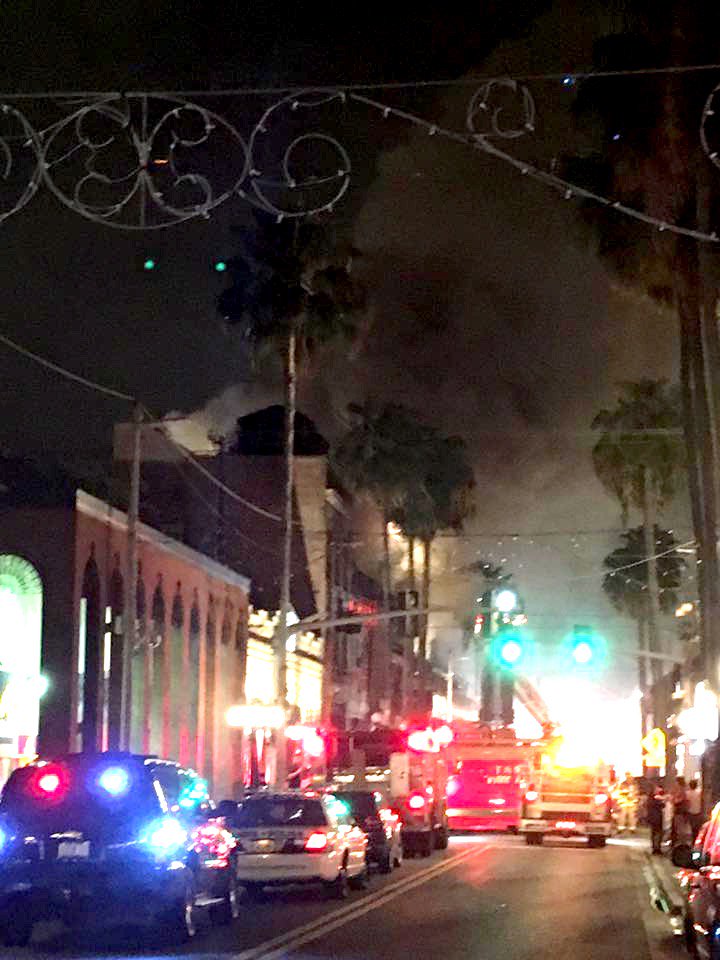 AmberJurg's tweet photo. Crazy #fire in #ybor at popular nightclub. Smoke everywhere. #yborfire #tampa https://t.co/2d3gxBx5QJ