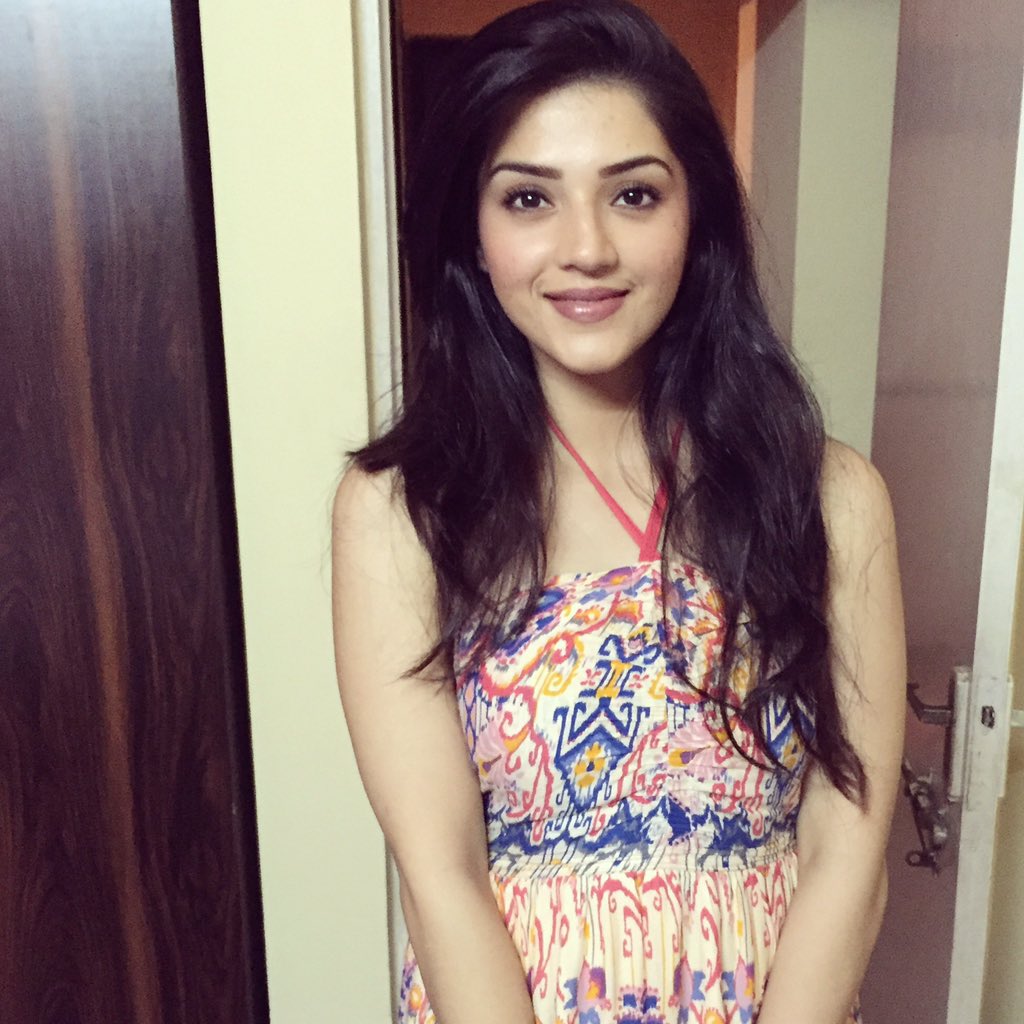 Mehreenpirzada's tweet photo. She was everything real in a world of make-believe ๐โญ๏ธ #trustyourmagic #love https://t.co/nuODCEBfg5