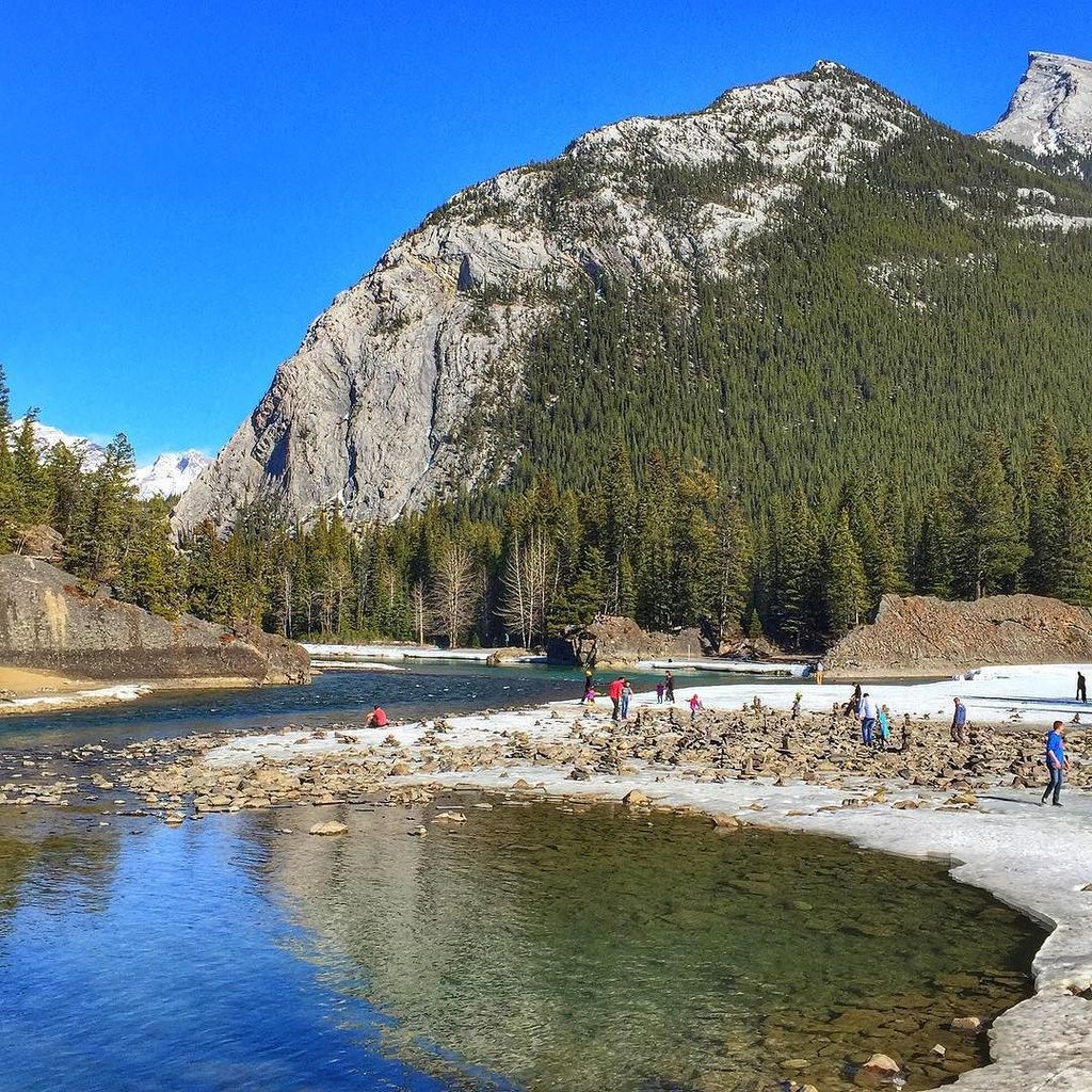 theTouristSite's tweet image. The #BowRiver, just below Bow Falls near the Banff Springs Hotel. It's hard to see in the … ift.tt/23jn64v