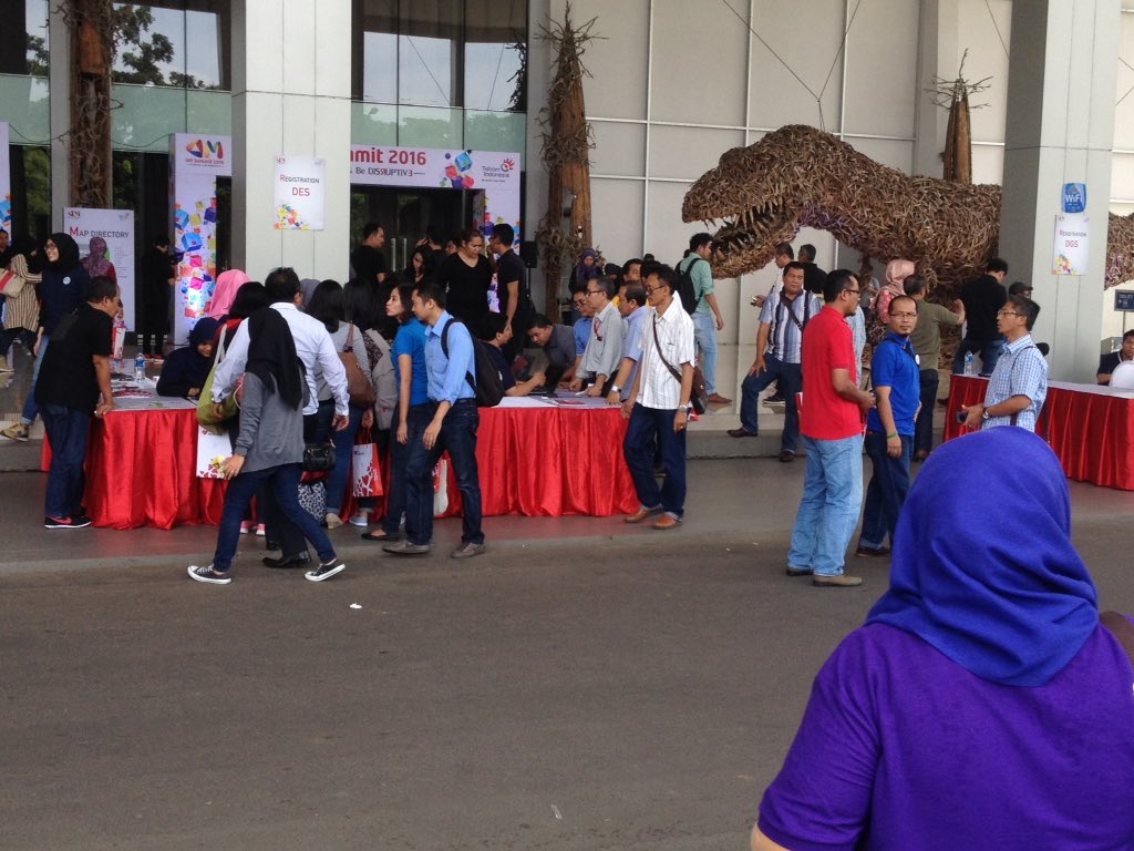 amsummit2016's tweet photo. Venue #AMSummit2016 terlihat sudah mulai dipenuhi oleh peserta. #BeDisruptive https://t.co/VtHJfz2jcV
