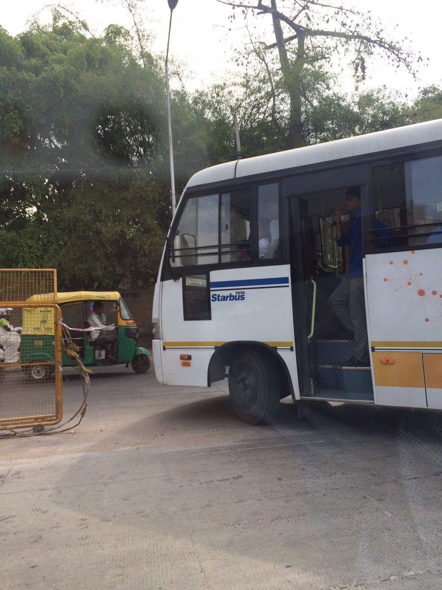 rahul_sharma83's tweet photo. Sir this junction is a big mess..#jammed #wronguturn #wrongentry @blrcitytraffic @Redfmbengaluru @MadivalaTraffic https://t.co/jHrrac1KST