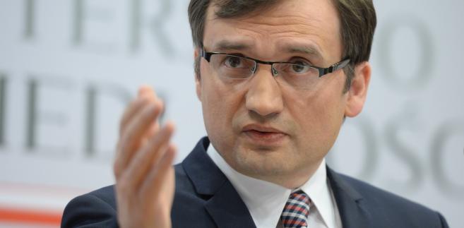 gazetaprawnapl's tweet photo. Minister Ziobro idzie po sędziów TK. "To o dwa kroki za daleko" https://t.co/cvcGzHC0KG https://t.co/CTWr4Hmnuv
