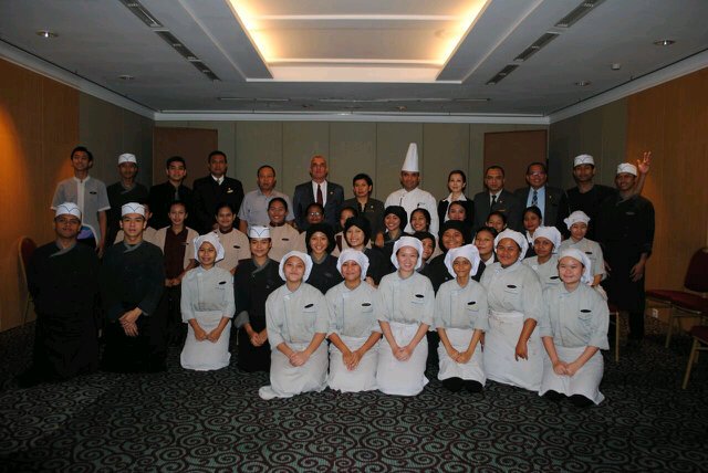 shania_rinata's tweet photo. Meet and Greet employee and trainee in Hotel Ciputra Jakarta☺☺☺☺ https://t.co/a18o1pb9Vi