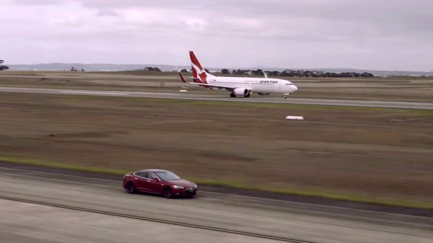 Autorevue_Tweet's tweet photo. Schub: #Tesla #ModelSP90D vs. #Boeing737 https://t.co/CAtudD4aV9 https://t.co/nH55cpiKJD