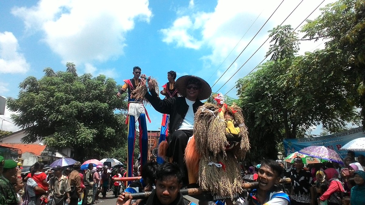 subangtalkcom's tweet photo. Pawai Alegoris #68thSubang dari Cipeundeuy #Suban68erkarya #dariSubangUntukDunia https://t.co/TPQDVATYoO