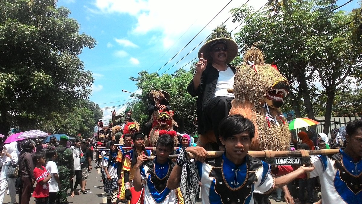 subangtalkcom's tweet photo. Pawai Alegoris #68thSubang dari Cipeundeuy #Suban68erkarya #dariSubangUntukDunia https://t.co/TPQDVATYoO