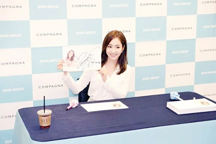 PrettyAngelPMY's tweet photo. To complete the 2016 being the Compagna Queen.🌹🌹🌹
#ParkMinYoung #CompagnaMuse #KoreanGoddess #Compagna2016 https://t.co/gbcCxLNI6J