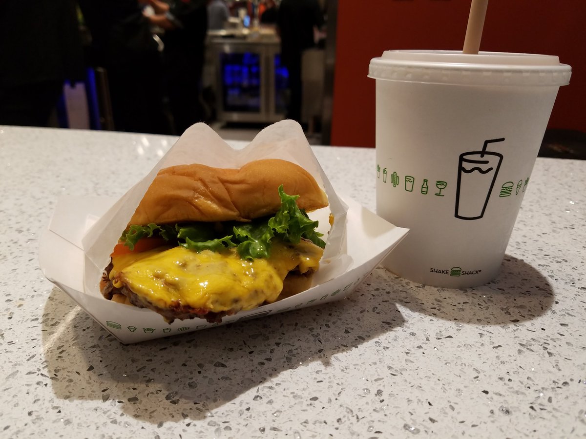 ManTripping's tweet photo. Yo! @shakeshack in the #TMobileArena house! #MenWhoBlogLV #Vegas https://t.co/Hshk4cXuXm