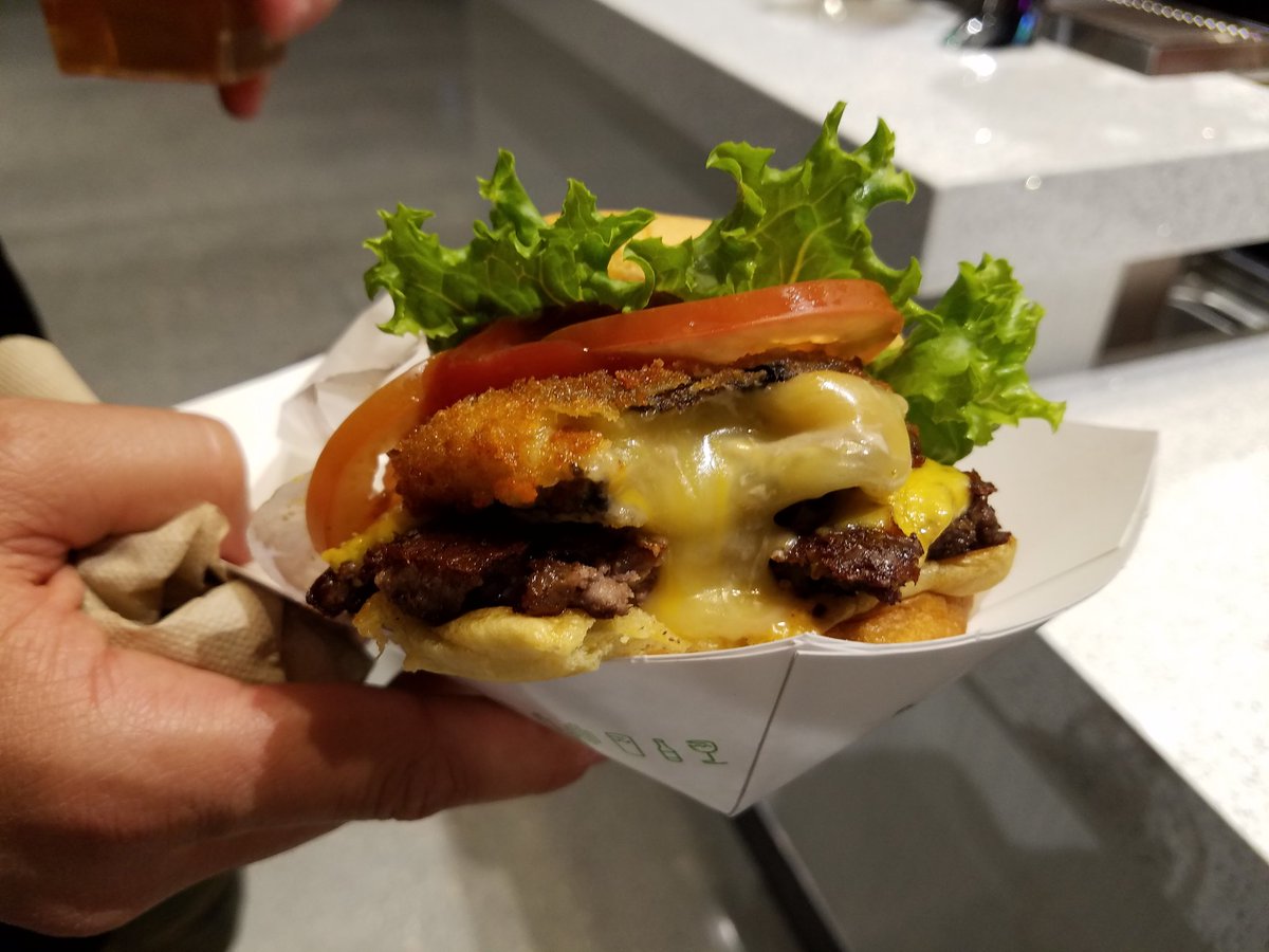 ManTripping's tweet photo. Yo! @shakeshack in the #TMobileArena house! #MenWhoBlogLV #Vegas https://t.co/Hshk4cXuXm