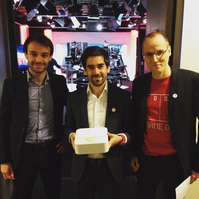 RMCInfo's tweet photo. Anthony Morel est accompagné par l'équipe de Lifeaz, le défibrillateur cardiaque du futur #BourdinDirect #RedDay https://t.co/tnCK5JRFn3