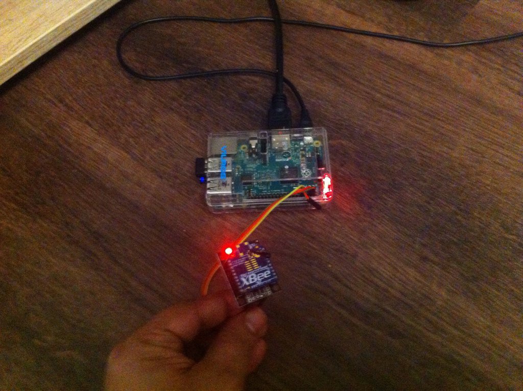 iankits's tweet photo. #Xbee with #ATmega328P #DHT22 sensor as sender & XBee with #Raspi2 as receiver/server. #IoT #Zigbee #ConnectnCode https://t.co/fSz4gTBSKe
