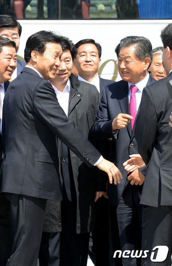 손학규 더불어민주당 전 상임고문이 7일 실학박물관에서 열린 다산정약용 선생 180주기 행사에 참석하여 신학용 의원과 대화를 나누고 모습이 언론보도가 됐네요.(원문-news1.kr/photos/view/?1…)