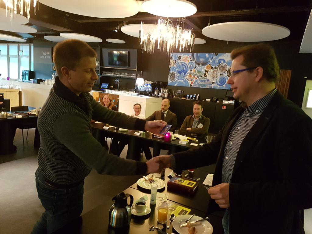 Kees Apoll ontvangt de blauwe batch bij <a href="/BNImartini/">BNI Martini</a> . Kees is gekozen tot netwerker van de maand. Terecht.