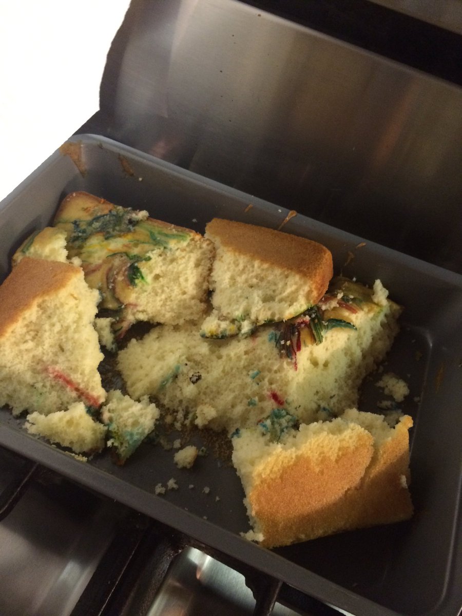 Juliannastrid's tweet photo. I👏🏽love👏🏽baking👏🏽!!!!!👏🏽👏🏽💯😍❤️🙌🏽🙏🏽😩💯💯😩🙌🏽🙌🏽😩💯😭 #bettycrockerjr #cakecakecake #weinthisbih #cakeonfleek https://t.co/yUogtvXLE1