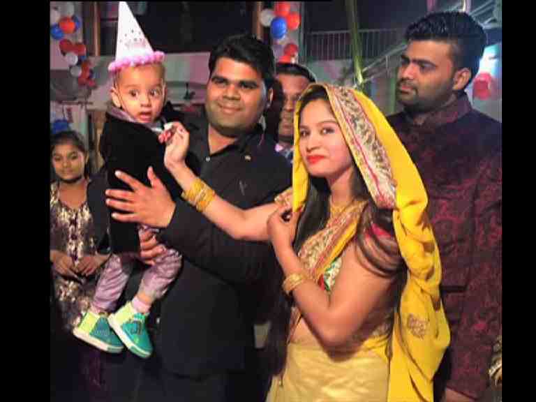ABPNews's tweet photo. #Ghaziabad: BSP MP Narendra Kashyap, son &amp; wife arrested in daughter-in-law's death case https://t.co/ZmnGjYj27a https://t.co/PwERJEMUso