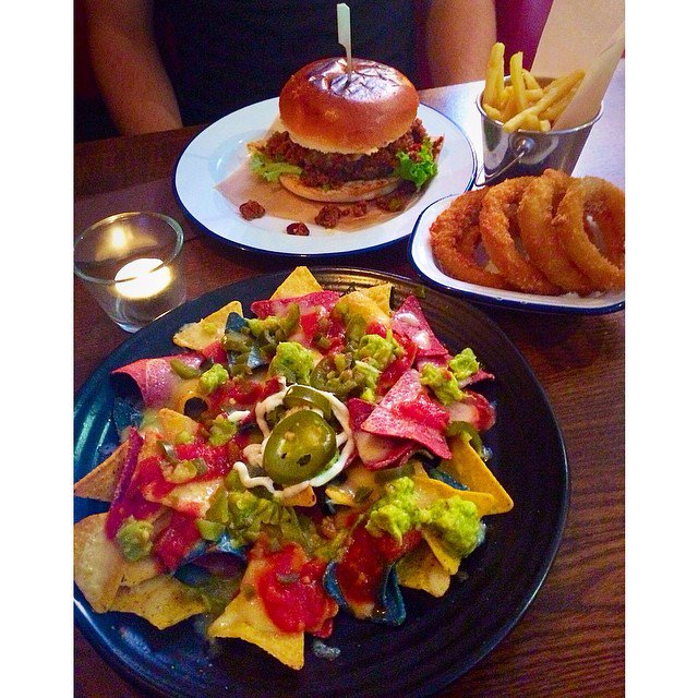 TheUrbanDiner's tweet photo. Time to #ChowDown &amp; get feasting with a tasty 25% off all food at our #Putney restaurant - Friday &amp; Saturday 4pm-9pm https://t.co/zSp8byfwAH