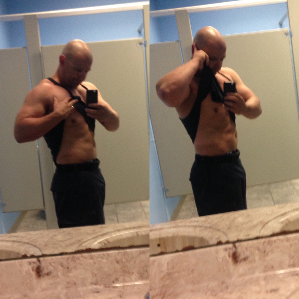 ManfraDave's tweet photo. Diet kicking in #absarecoming #shred https://t.co/1FbVXFLMGS