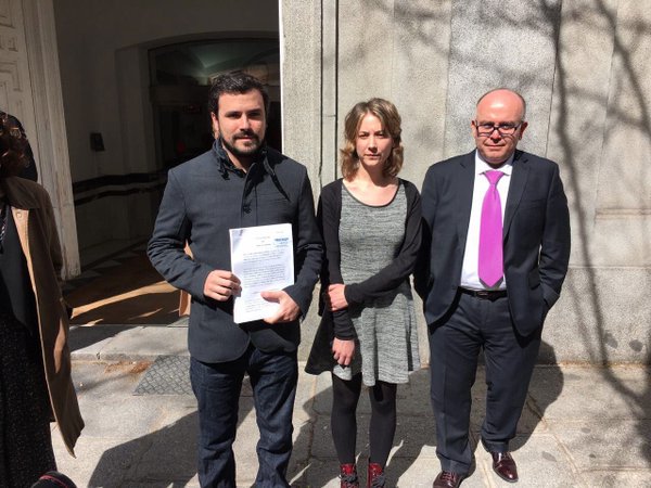 euvegabaja's tweet photo. Esta mañana, @agarzon, @MarinaAlbiol y @boye_g han interpuesto a Rajoy la querella por crímenes contra la humanidad. https://t.co/QTazk8SvRD