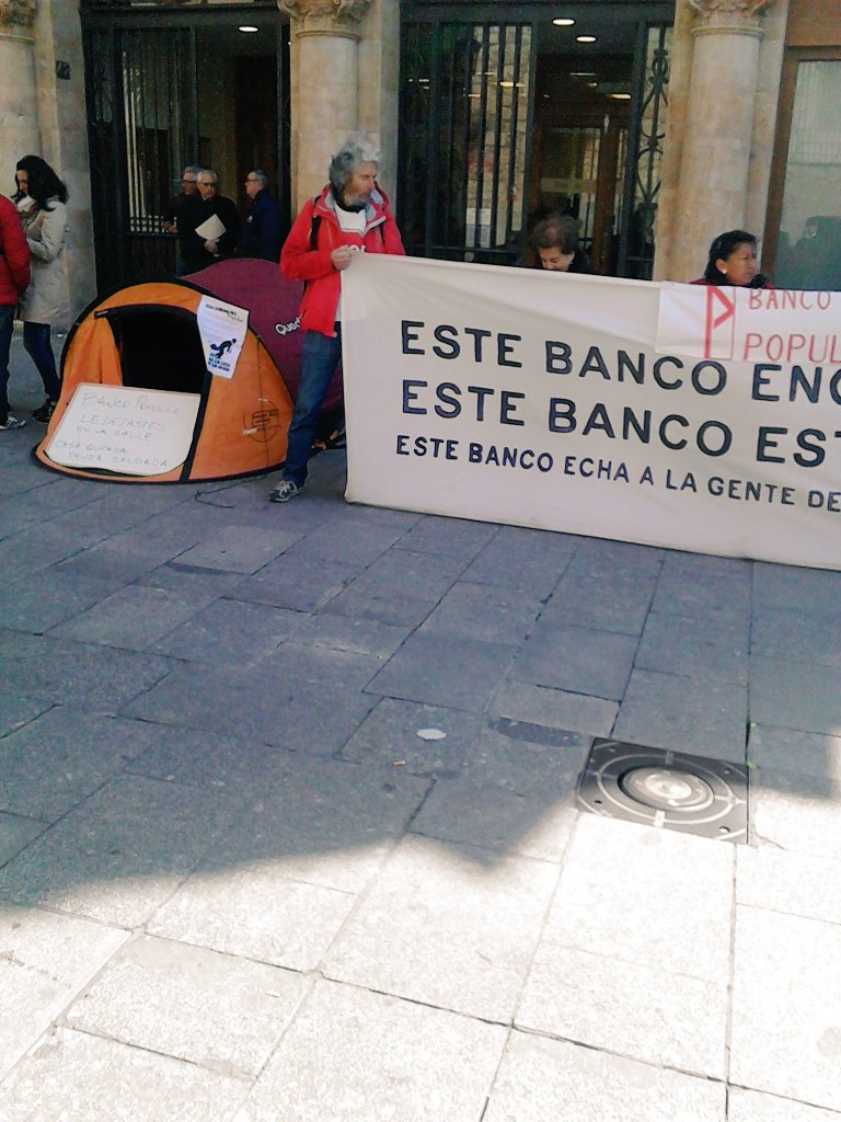 StopDesahucioSa's tweet photo. A cansinos no nos ganan @BancoPopular https://t.co/tgEaEMjZY0