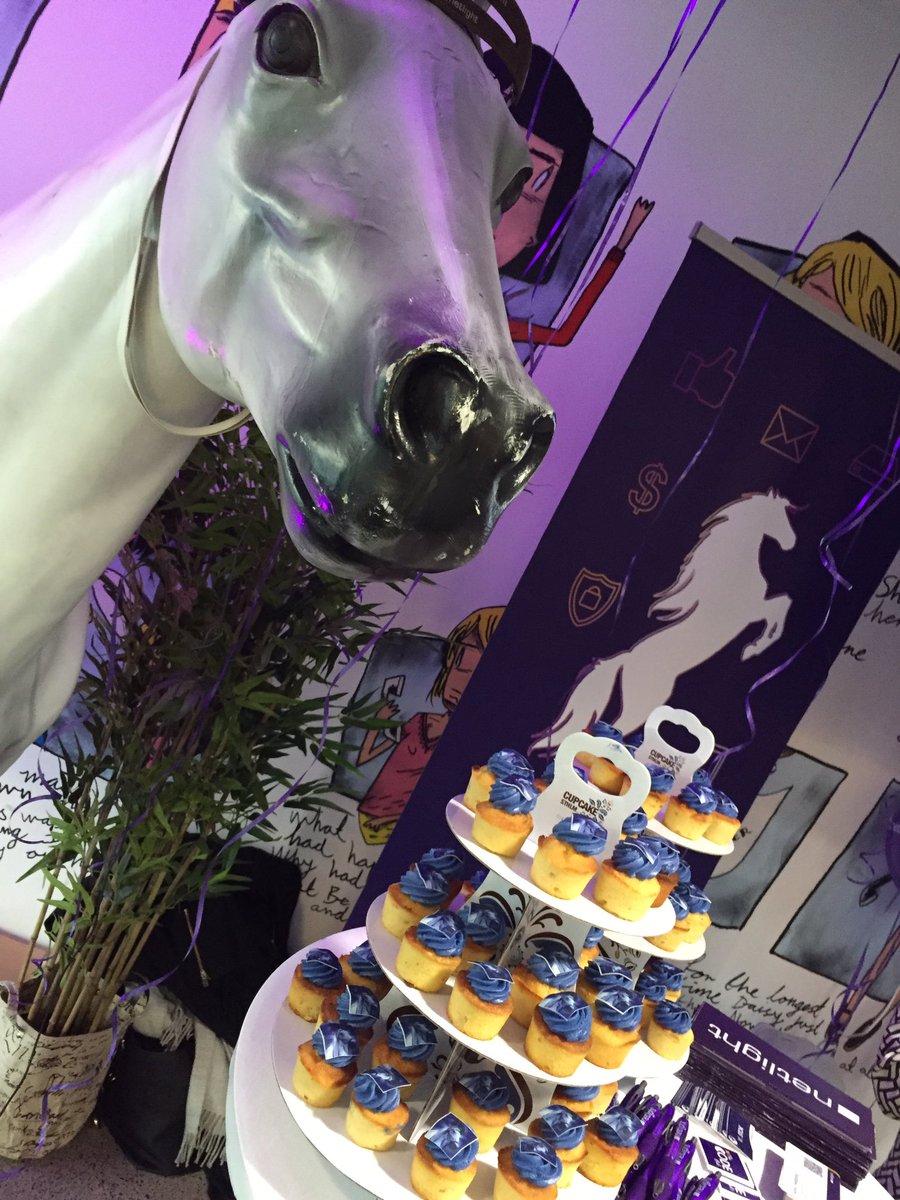 lindawia's tweet photo. Hesten bjuder på veggie cupcakes med sig själv som motiv!🦄💜🎈#mums #MTD2016 #netlight https://t.co/aDbHXFaKtm