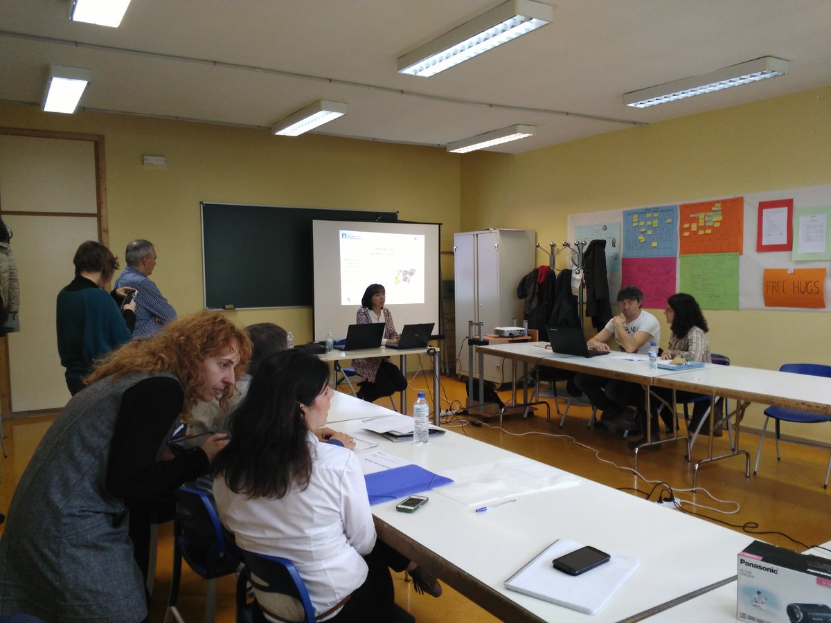 NdeNatalia's tweet photo. Trabajando sobre las ideas de emprendimiento de @LanzaderaVAeste con #ADE CYL @Lanzaderas_EES https://t.co/LnGriF076p