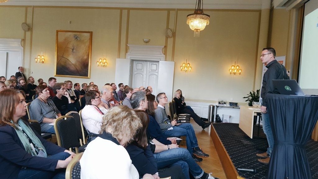 goranwesterlund's tweet photo. #Alingsås IT-arkitekt Christian berättar om vårt projekt Arena för lärande på Grand Hotel, Alingsås #Skolfederation https://t.co/OJhLrBnOFx