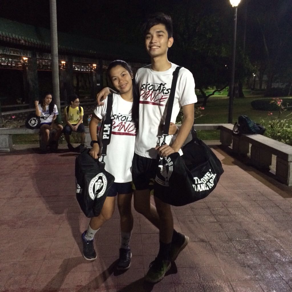 jolenggg's tweet photo. We got our bags. Oh yeah!! Woot woot. 😍 #modelkuno #latepost @ISKOLARS_DANCE https://t.co/rWChXfxldy