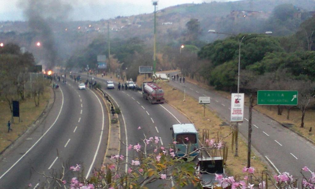 wlkyts's tweet photo. #Ahora comerciantes del Mercado Las Margaritas cierran acceso por el puente Táriba—S/C. Tomé vías alternas.Foto93.7 https://t.co/SDo8KdYKjl