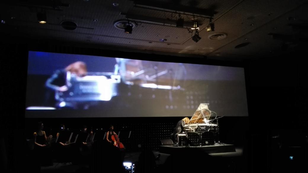 ricolivespain's tweet photo. 初めて、Yoshikiの生演奏、AIについてディスカッションを聞いた。Yoshikiのロボットの話題もでたけれど、彼の演奏は彼にしかできない。丁寧で、繊細な心のこもった演奏!Amazing!
#Yoshiki
#ricolive https://t.co/WtXKwnFcqg