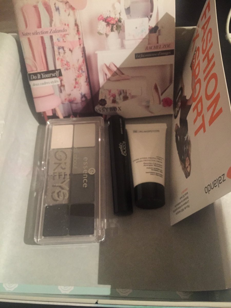 Sethaenha's tweet photo. Bjr @GlossyBox_fr normal de recevoir une box avec 3 produits slmnt ?:( https://t.co/OCSV8sppWP