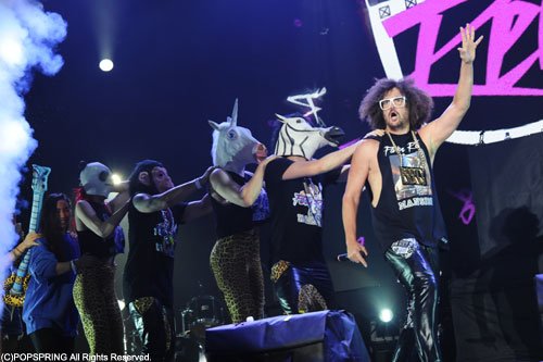TVGroove's tweet photo. 【レポート】お祭り男=レッドフーが「 #POPSPRING2016 」に降臨!シャンパンぶちまけ、腰振り美女とのダンスなどやりたい放題のパフォーマンスを展開
★詳しくは… https://t.co/Qrp9YxCtYT https://t.co/GSZZM6kIld