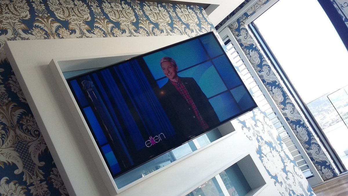 lauraslabber's tweet photo. My highlight yesterday...watching @TheEllenShow!!! #myhappyplace #ellenontelly #MannaBay #humbday #happinessis x https://t.co/8amN5vvOJ5