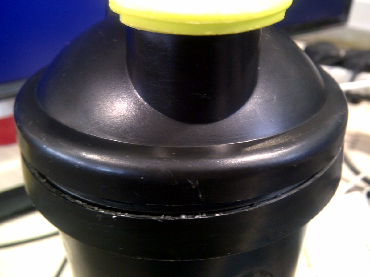 supa_n0va's tweet photo. @Dischem @EvoxNutrition Is this common fault with the Evox shaker? https://t.co/cPxPe5QmFL